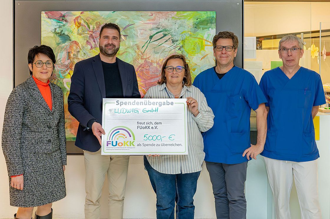Elvira Schneider, Christian Frohne, Admira Knoll, Peter Knoll und Dr. Alfred Leipold bei der Spendenübergabe (v.l.).
