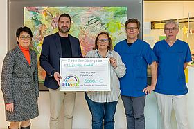 Elvira Schneider, Christian Frohne, Admira Knoll, Prof. Dr. Sascha Meyer und Dr. Alfred Leipold bei der Spendenübergabe (v.l.).