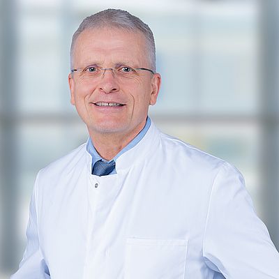 Das Bild zeigt ein Portrait von Jörg Baral