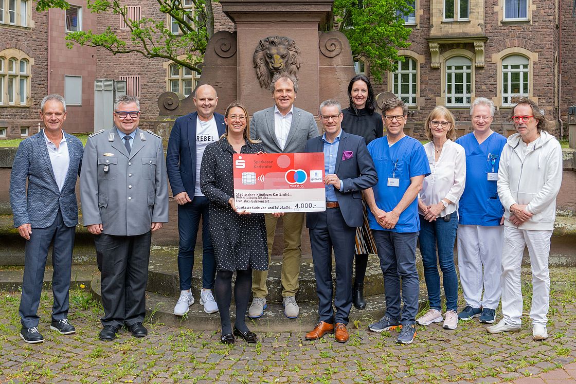 Das Bild zeigt ein Gruppenfoto anlässlich der Übergabe des Spendenschecks von 4.000 Euro an die Kinderkliniken des Klinikums Karlsruhe.