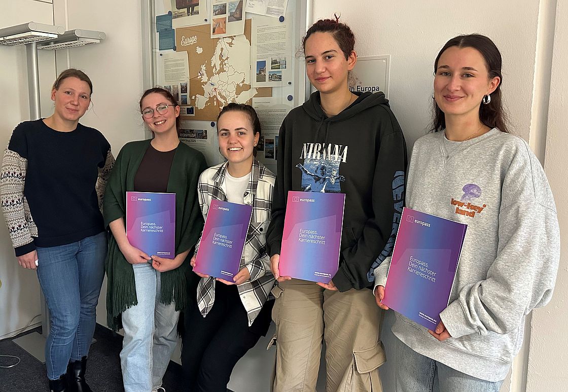 Das Bild zeigt die Übergabe der Europässe Mobilität.