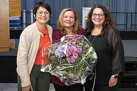 Elvira Schneider (li.) und die Stellvertretende Pflegedirektorin Sandra Lehnert (re.) gratulieren Sylvia Keller.