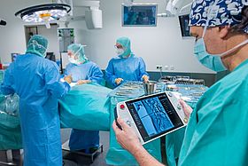 Der Loop-X wird vom OP-Personal über ein mobiles, benutzerfreundliches Tablet gesteuert