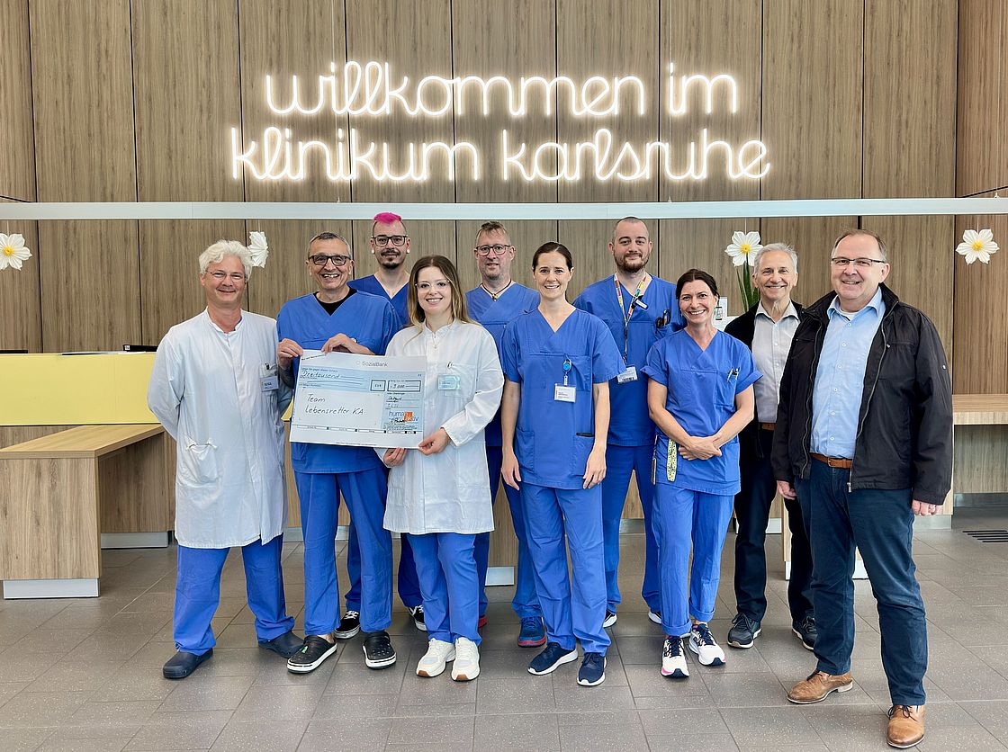 Das Team Lebensretter mit Ronald Gutknecht (2.v.r.) und dem stellvertretenden Gemeindevorsteher von KA-Süd Thomas Koffler (re).