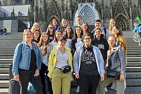 Das Bild zeigt die Teilnehmenden der Kursfahrt GEN-G 10/21 vor dem Kölner Dom