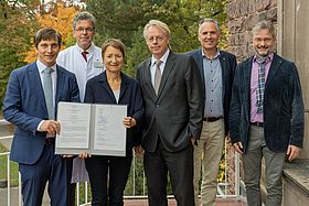 Prof. Dr. Dr. Martin Holderried, Prof. Dr. Uwe Spetzger, Bürgermeisterin Bettina Lisbach, Prof. Dr. Jan S. Hesthaven, Markus Heming (Kaufmännischer Geschäftsführer Klinikum Karlsruhe) und Prof. Dr. Eric Sax nach der Vertragsunterzeichnung (v.l.n.r.).