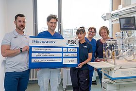 Das Bild zeigt fünf Personen auf der Kinderintensivstation des Klinikums Karlsruhe anlässlich der Spendenübergabe des PSK an das Team der Neonatologie.