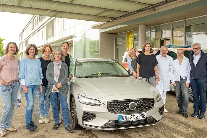 Das Bild zeigt Prof. Ralph Egermann, Dr. Jeannine Lacroix und Prof. Martin Storck (v.r.) mit dem Team vom Palliativzentrum des Klinikums Karlsruhe.