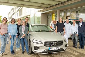 Das Bild zeigt Prof. Ralph Egermann, Dr. Jeannine Lacroix und Prof. Martin Storck (v.r.) mit dem Team vom Palliativzentrum des Klinikums Karlsruhe.
