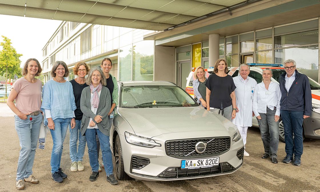 Das Bild zeigt Prof. Ralph Egermann, Dr. Jeannine Lacroix und Prof. Martin Storck (v.r.) mit dem Team vom Palliativzentrum des Klinikums Karlsruhe.