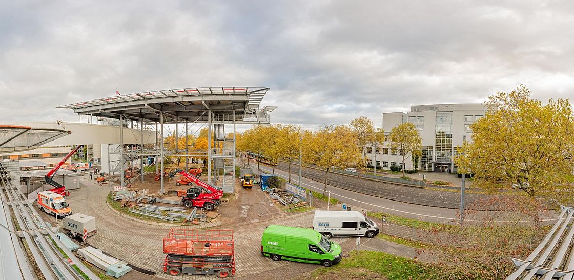 Das Bild zeigt den Hubschrauberlandeplatz und die Franz-Lust-Straße