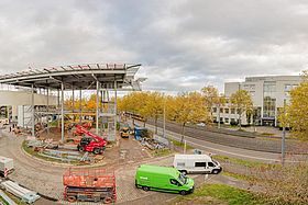 Das Bild zeigt den Hubschrauberlandeplatz und die Franz-Lust-Straße