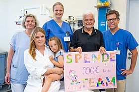 Das Bild zeigt Sabine Sollbach, Christine Raguz, Helen, Dr. Julia Jerabek, Wolf-Rüdiger Kappel und Prof. Sascha Meyer (v.l.) bei der Spendenübergabe.