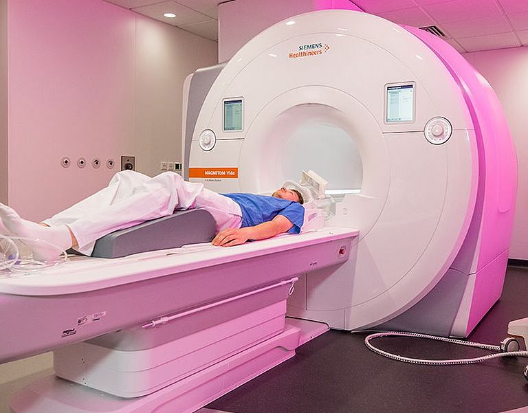 Das Bild zeigt einen Patienten, der eine Untersuchung im Magnetresonaztomographen bekommt