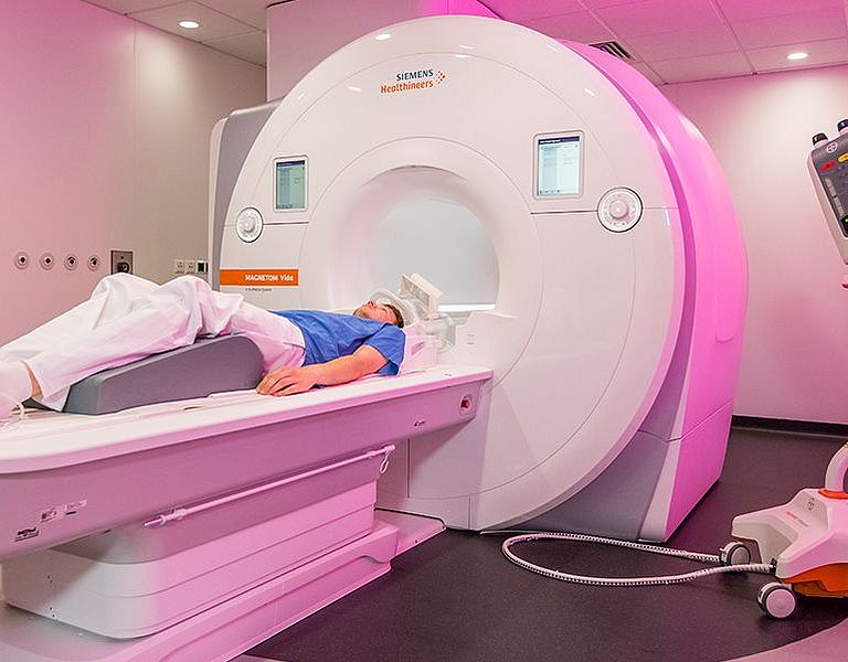 Das Bild zeigt einen Patienten, der eine Untersuchung im Magnetresonaztomographen bekommt