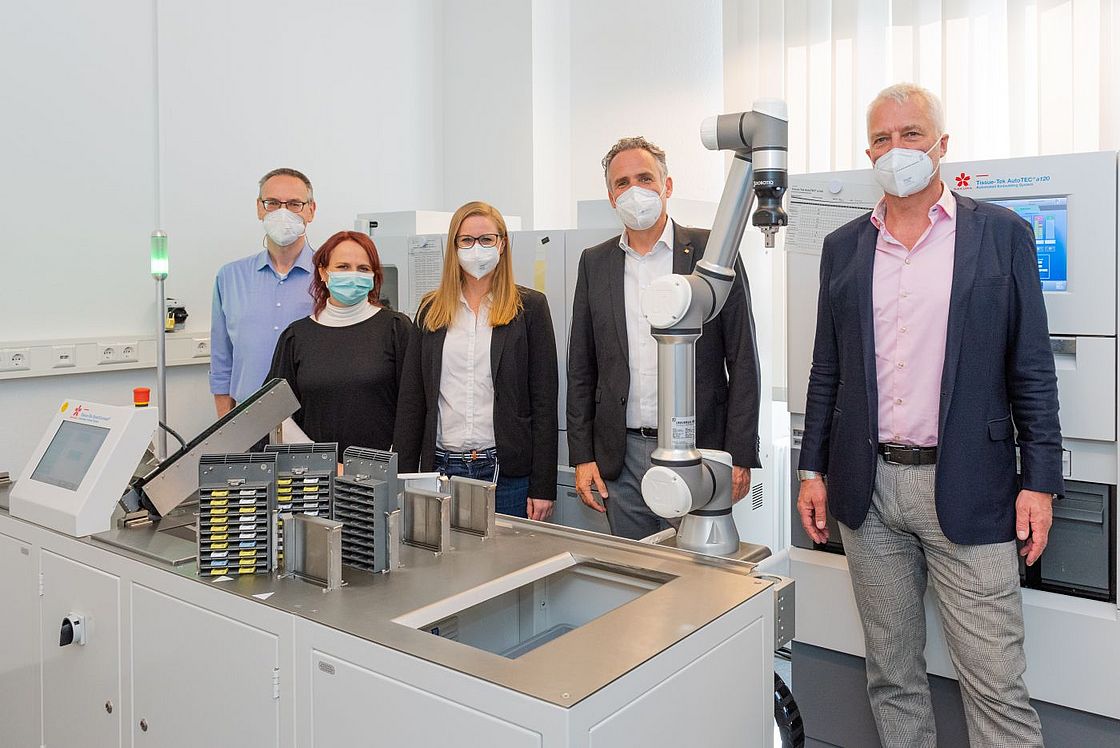 Prof. Thomas Rüdiger, Olga Schwarz, Lisa Hinterlang, Markus Heming (Kaufmännischer Geschäftsführer am Klinikum) und Christopher Schmidt (Manager Sales, Central Region) begutachten das SmartConnect-System (v.l.n.r.)