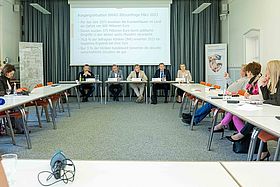 Das Bild zeigt die Pressekonferenz mit den Geschäftsführern der drei Karlsruher Kliniken
