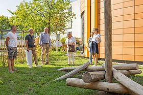Das Bild zeigt die Beteiligten im Außenbereich der Räuberburg