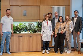 Fabian Hettel, Prof. Dr. Verena Ellerkamp, Julian Mössinger, Andreas Cleve vom Impuls Gesundheitsstudio, Elke Winay, Danijela Brecic und Christian Stemmler, die beiden Vorsitzenden der Deutschen Polizeigewerkschaft Karlsruhe (v.l.), freuen sich über die neu bestückten Aquarien.
