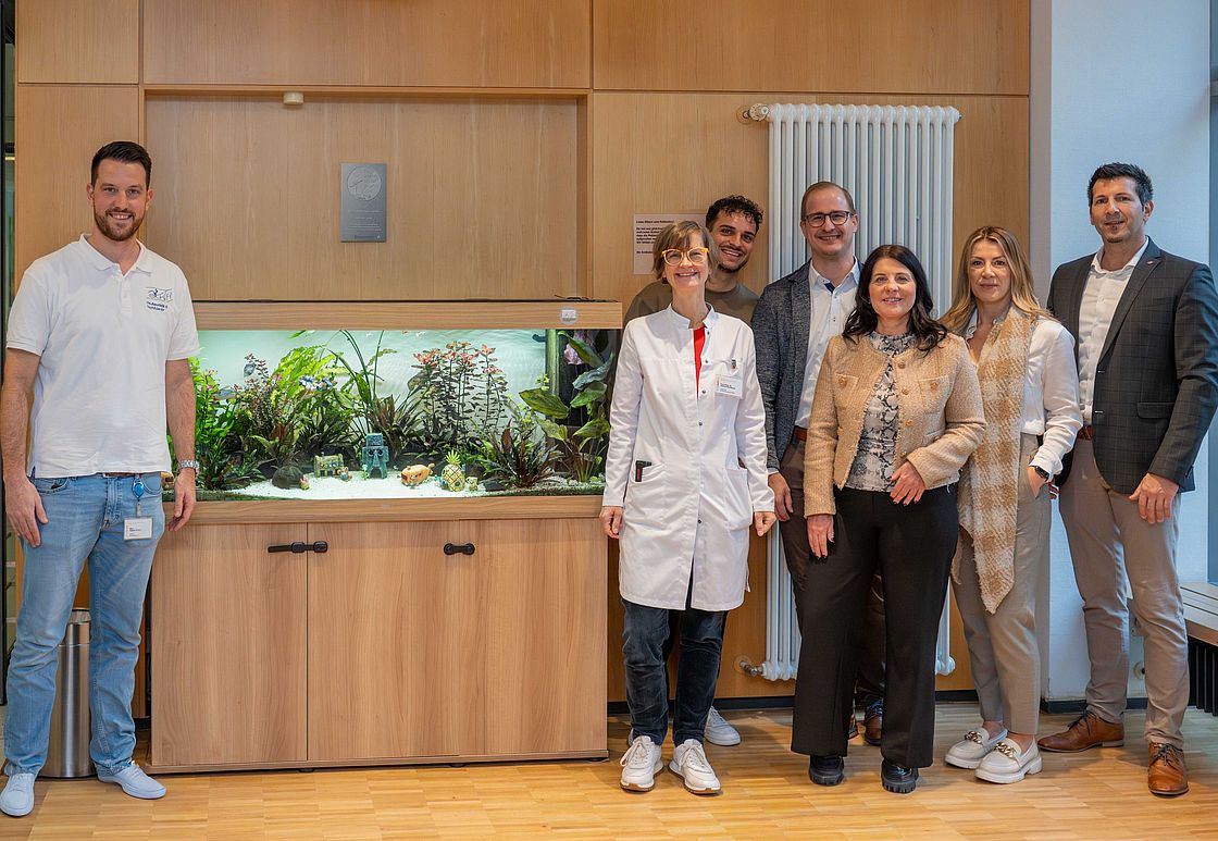 Fabian Hettel, Prof. Dr. Verena Ellerkamp, Julian Mössinger, Andreas Cleve vom Impuls Gesundheitsstudio, Elke Winay, Danijela Brecic und Christian Stemmler, die beiden Vorsitzenden der Deutschen Polizeigewerkschaft Karlsruhe (v.l.), freuen sich über die neu bestückten Aquarien.