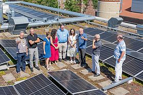 Das Bild zeigt Einweihung der Photovoltaikanlage auf Haus I