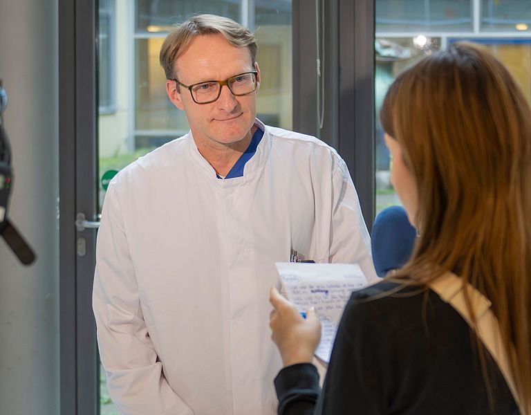 Das Bild zeigt ein Presseinterview im Klinikum Karlsruhe