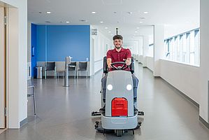 Moderne Reinigung mit einer Maschine.