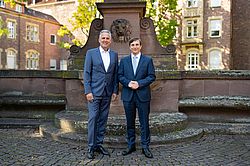 Das Bild zeigt Markus Heming und Prof. Dr. Dr. Martin Holderried