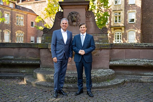 Das Bild zeigt Markus Heming und Prof. Dr. Dr. Martin Holderried.