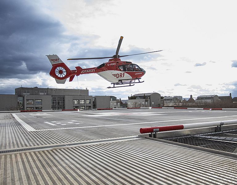 Ein Hubschrauber schwebt über der Landeplattform.