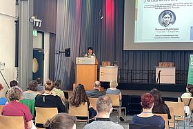 Elvira Schneider spricht auf dem PflegeForum 