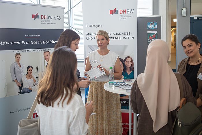 Das Bild zeigt einen Stand beim Hochschultag.