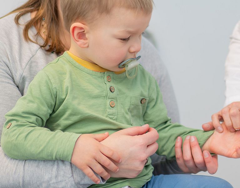 Das Bild zeigt eine Untersuchung in der kinderchirurgischen Ambulanz.