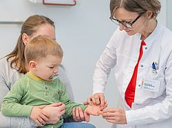 Das Bild zeigt eine Untersuchung in der kinderchirurgischen Ambulanz.