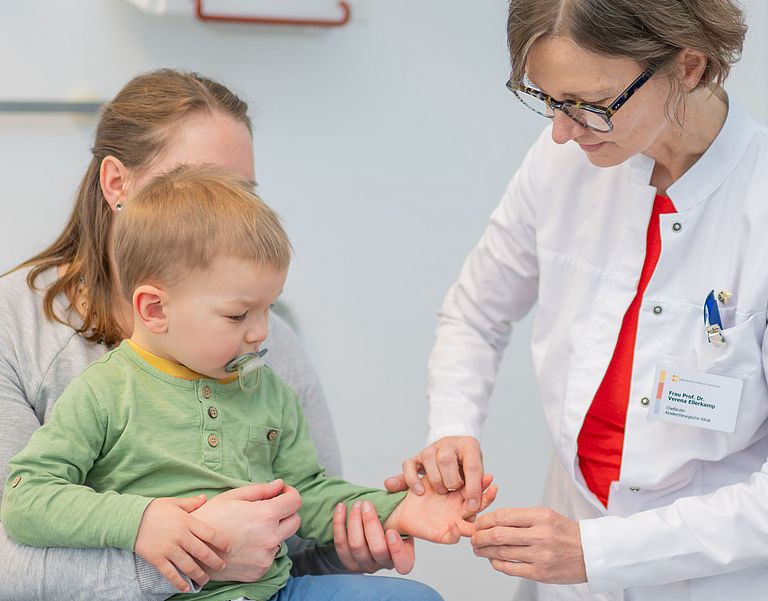 Das Bild zeigt eine Untersuchung in der kinderchirurgischen Ambulanz.