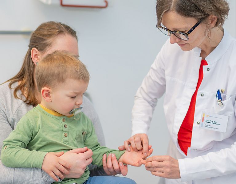 Das Bild zeigt eine Untersuchung in der kinderchirurgischen Ambulanz.