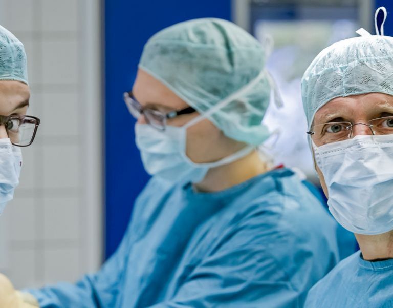 Das Bild zeigt ein Ärzteteam während einer Operation