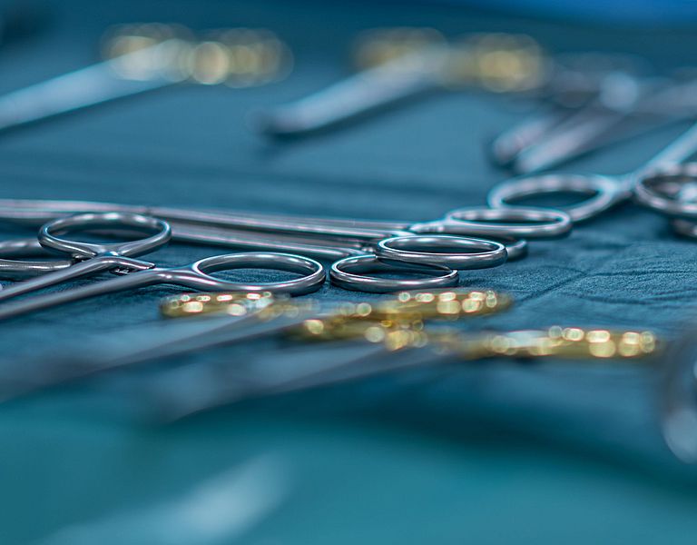 Das Bild zeigt OP-Besteck