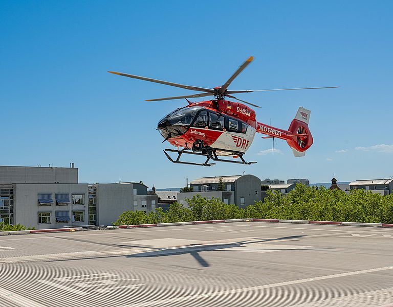 Das Bild zeigt einen Rettungshubschrauber, der am Klinikum Karlsruhe landet.