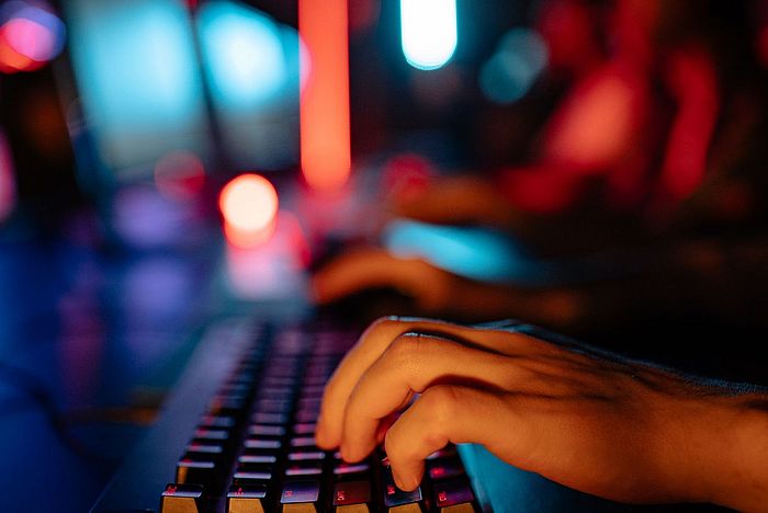 Das Bild zeigt Hände an einer Computertastatur.