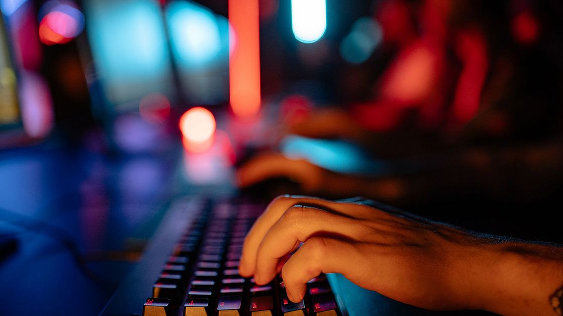 Das Bild zeigt Hände an einer Computertastatur.