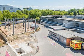 Das Bild zeigt die Baustelle für den Neubau des Hubschrauber Landeplatzes und der Brücke zwischen dem Klinikum Karlsruhe und der Helios Klinik für herzchirurgies und Brücke