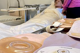 Das Bild zeigt im Vordergrund einige Stomabeutel.