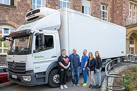 Das Foto zeigt das Team bei der Verladung der Hilfsgüter vor einem LKW stehend.