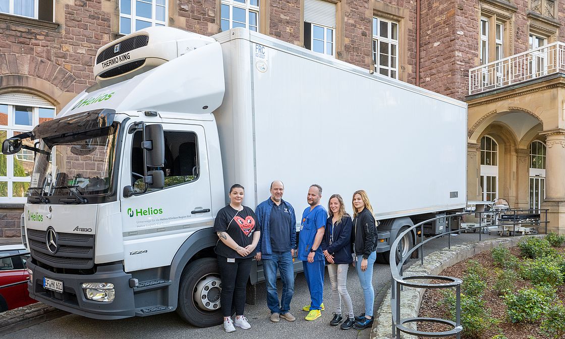 Das Foto zeigt das Team bei der Verladung der Hilfsgüter vor einem LKW stehend.