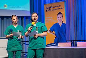 Das Bild zeigt Mitarbeitende der Operationstechnischen Assistenz auf der Bühne.