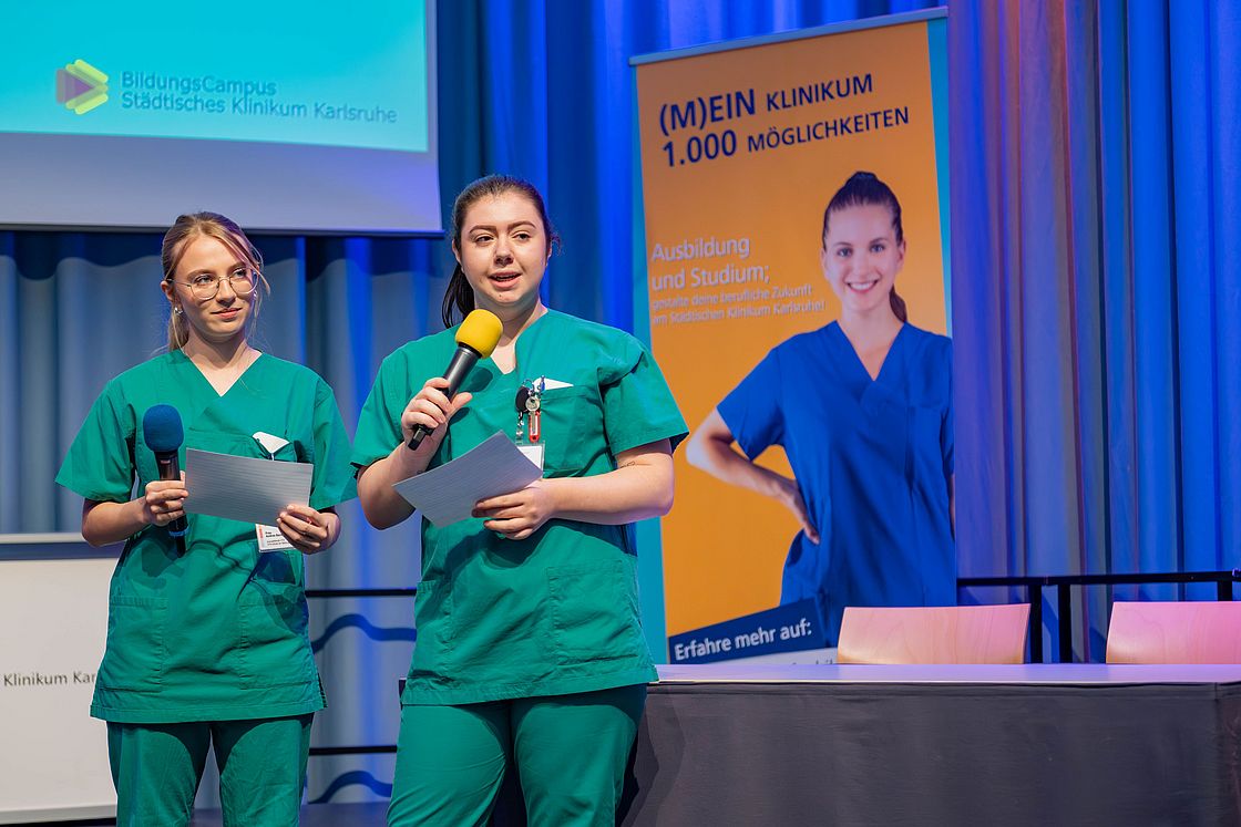 Das Bild zeigt Mitarbeitende der Operationstechnischen Assistenz auf der Bühne.