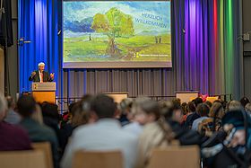 Das Bild zeigt Prof. Dr. Martin Bentz am Rednerpult.