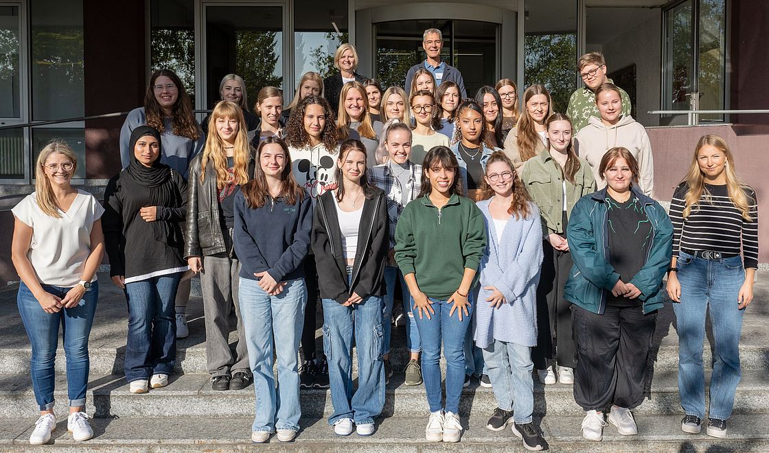 Das Bild zeigt die Auszubildenden des aktuellen Kurses mit Schwerpunkt Kinderkrankenpflege