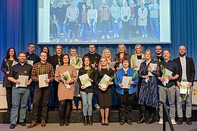 Das Bild zeigt die Abschlussfeier in der Weiterbildung "Leiten einer Station oder Einheit"